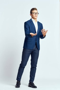 Gözlük takan takım elbiseli bir iş adamı. Kendine güvenen bir yönetici.