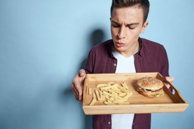 Ahşap paletli bir adam. Fast food. Patates kızartması.