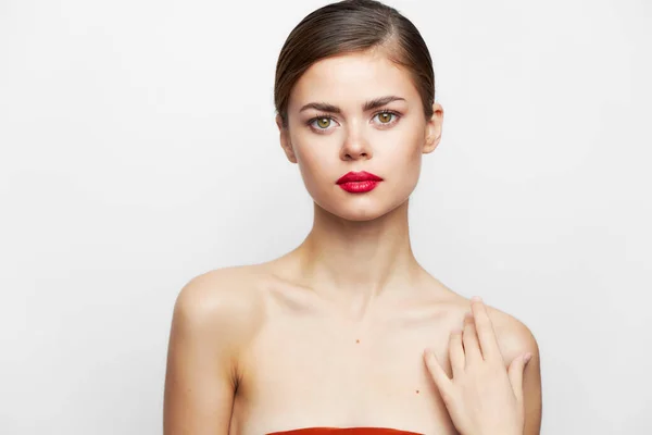 Vrouw met lang kijk vooruit rode lippen huidverzorging haar helder make-up — Stockfoto