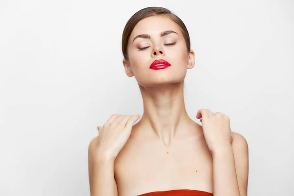 Frau mit langen Augen geschlossenen roten Lippen Frisur Körperpflege — Stockfoto