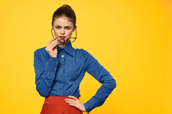 Mulher de camisa azul e óculos de saia vermelha no rosto confiante olhar retrato amarelo fundo recortado vista — Fotografia de Stock