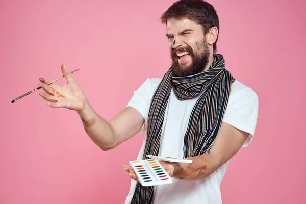 Artista masculino pincel pinturas arte hobby estilo de vida rosa fondo — Foto de Stock