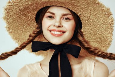 Siyah kurdele görünümlü hasır şapkalı romantik bir kızın portresi.