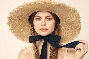 Siyah kurdele görünümlü hasır şapkalı romantik bir kızın portresi.