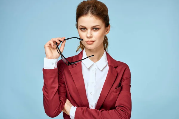 İş kadını gözlükleri kırmızı ceketli yaşam tarzı özgüven mavi arka plan — Stok fotoğraf