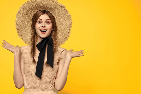 Retrato mulher em chapéu de palha no fundo amarelo corte vista de verão vestido modelo tranças romance — Fotografia de Stock