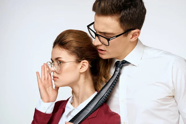 Uomo e donna lavoro colleghi funzionari comunicazione luce sfondo — Foto Stock