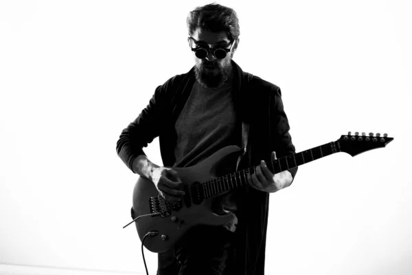 Man with guitar music performance entertainment contemporary performer sunglasses studio — Stock fotografie