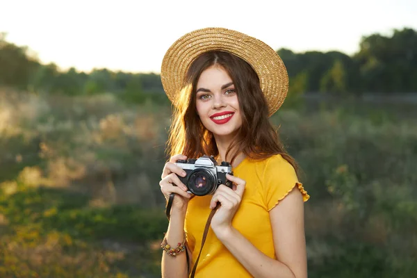 Wanita cantik bibir merah topi pesona di kepalanya kamera di tangan hobi — Stok Foto