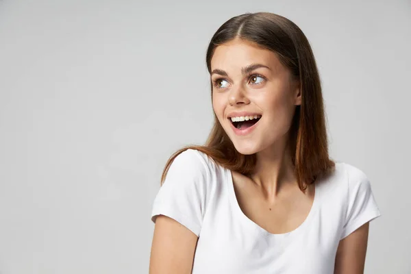 Χαρούμενη γυναίκα ανοιχτό στόμα ματιά στην άκρη λευκό t-shirt συναισθήματα — Φωτογραφία Αρχείου