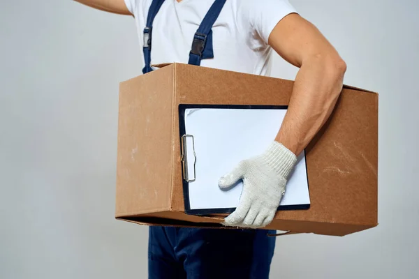 Человек работник с коробкой в руки доставка погрузки службы работы легкий фон — стоковое фото