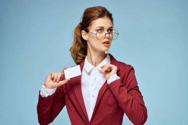 Zarif kadın kırmızı ceket kartviziti resmi özgüvenli yaşam tarzı mavi arka plan