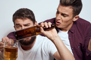 İki arkadaş bira, eğlence, alkol, arkadaşlık, hafif arka plan.