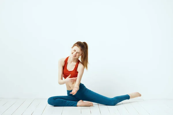Спортивна жінка позує гімнастика баланс вправи легкий фон — стокове фото