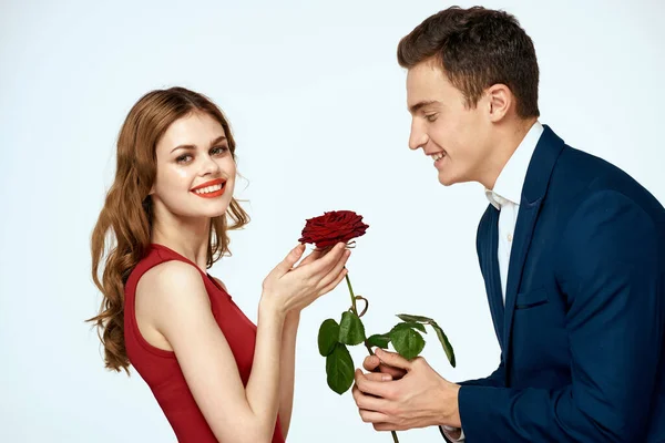 Krásný pár šarm vztah romantika růže luxus láska světlo pozadí — Stock fotografie
