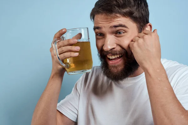 П'яний чоловік пивний кухоль весело біла футболка стиль життя синій фон — стокове фото