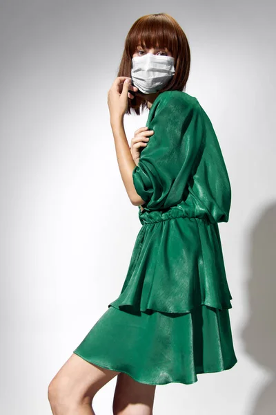 ファッション女性コロナウイルス、手袋と保護医療マスクを身に着けているモデル — ストック写真