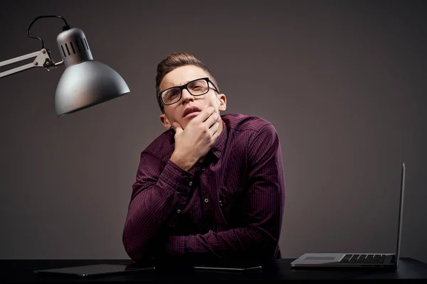 Masculino gerente no escritório confuso olhar lâmpada gabinete local de trabalho — Fotografia de Stock