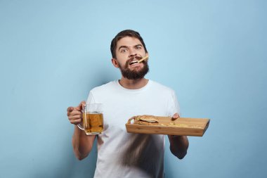 Neşeli adam bir bardak bira fast food diyet yaşam tarzı mavi arka plan alkolü