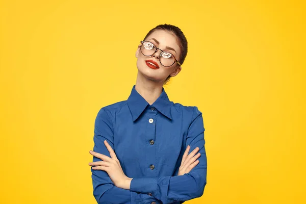 Mulher com óculos e camisa azul gesticulando com as mãos no fundo amarelo corte vista Copiar Espaço — Fotografia de Stock
