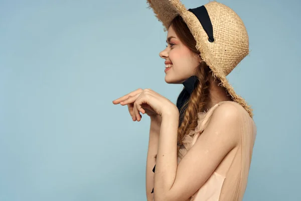 Mulher com chapéu e vestido emoções charme luz alegria tecido — Fotografia de Stock