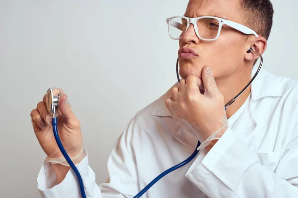 Medico in abito medico con stetoscopio e occhiali su sfondo chiaro ritagliato vista ritratto — Foto Stock