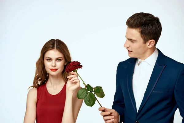 Aranyos férfi és nő társkereső kapcsolat piros rózsa életmód romantika — Stock Fotó