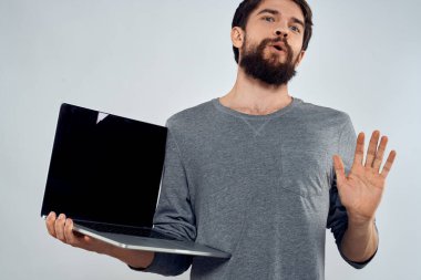 adam dizüstü bilgisayar teknolojisi internet işi iletişim ışığı arka planı