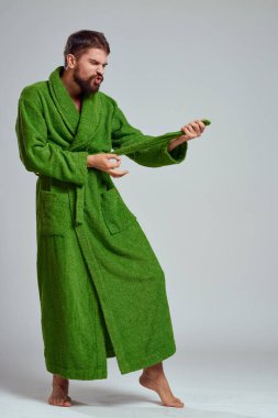 Yeşil cüppeli duygusal bir adam açık bir arkaplanda gelişen eğlenceli duygular modelinde.