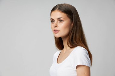 Yandan bakan kadın gülüşü kırpılmış manzara 