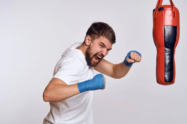 Deportes coche saco de boxeo vendajes en las manos del ejercicio — Foto de Stock