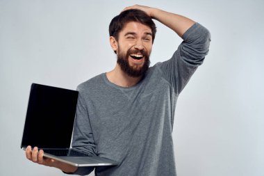 adam dizüstü bilgisayar teknolojisi internet işi iletişim ışığı arka planı