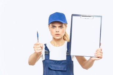 Üniformalı çalışan kadın doküman dağıtım servisi kurye servisi