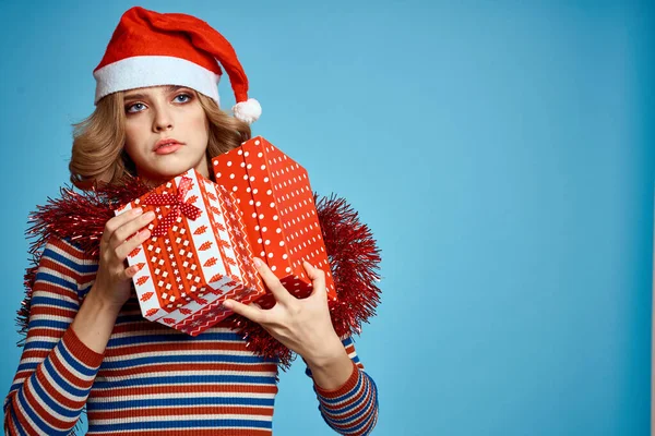 Nő visel Mikulás kalap és ajándékdobozok karácsony újév — Stock Fotó