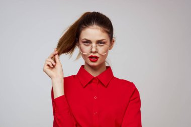 Parlak makyajlı ve hafif arkaplan jestli çekici bir kadın.