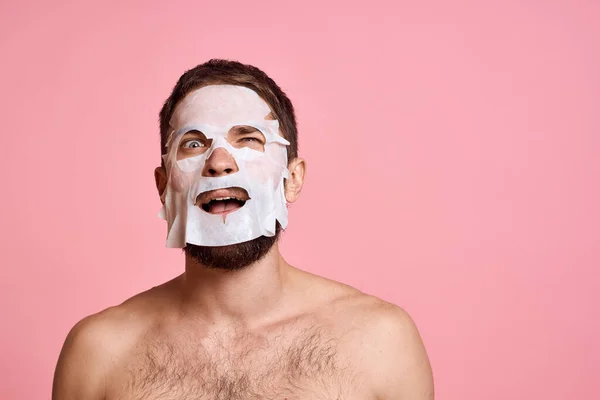 Man in reiniging masker op roze achtergrond gebaren met handen naakt romp bijgesneden uitzicht — Stockfoto