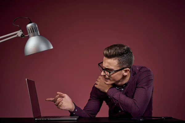 Hombre de negocios con el ordenador portátil en las computadoras de oficina administrador de comunicación rojo patrón de fondo — Foto de Stock