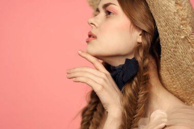 At kuyruklu romantik kız ve hasır şapkalı romantik gülüşlü pembe arka plan kopyalama alanı