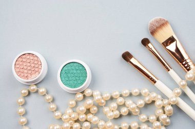 Göz farı aksesuarları makyaj fırçaları mal koleksiyonu profesyonel kozmetik ürünleri gri arka planda