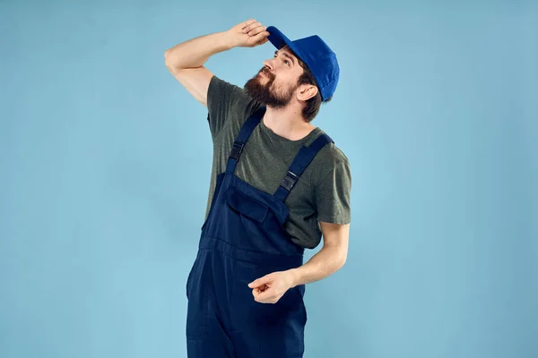 El hombre en uniforme de trabajo emociones en el trabajo de prestación de servicios de vida — Foto de Stock