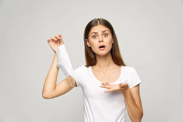 Mujer sorprendida mirada abierta boca médica máscara blanca camiseta — Foto de Stock