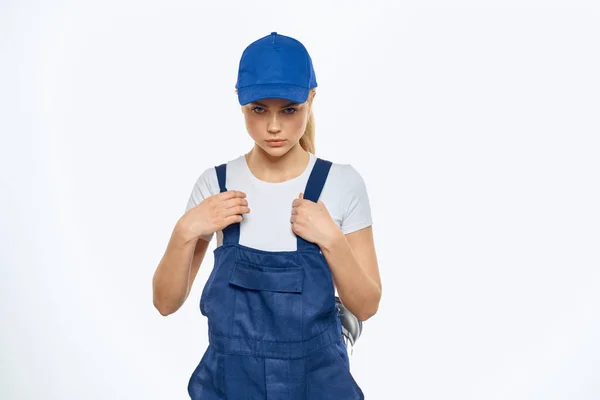 Женщина в рабочей форме курьерская доставка голубой кепки — стоковое фото