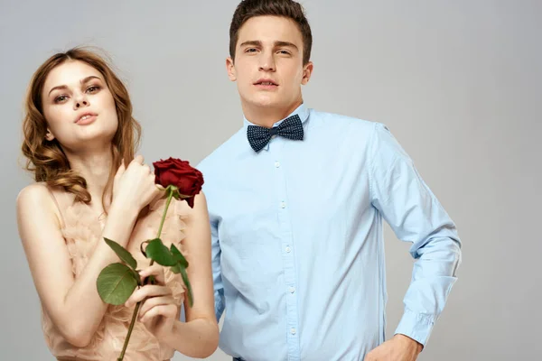 Чоловік дарує жінці троянди відносини шарм спосіб життя обіймає спосіб життя — стокове фото