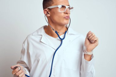 Doktor steteskop ve gözlüklü bir doktor arka planda kırpılmış bir görünüm portresi çizdi.