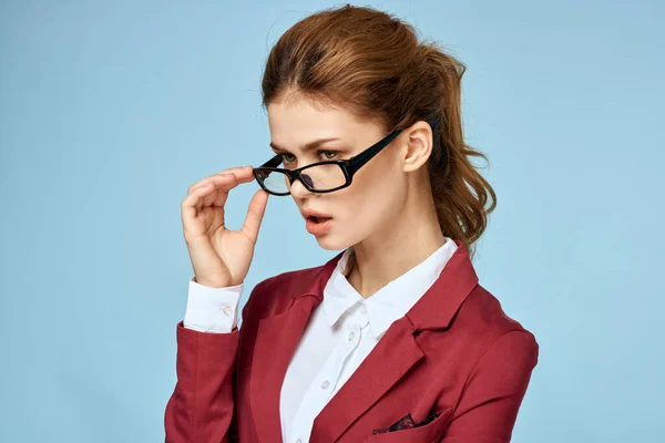 Business kvinna röd jacka visitkort glasögon verkställande blå bakgrund — Stockfoto