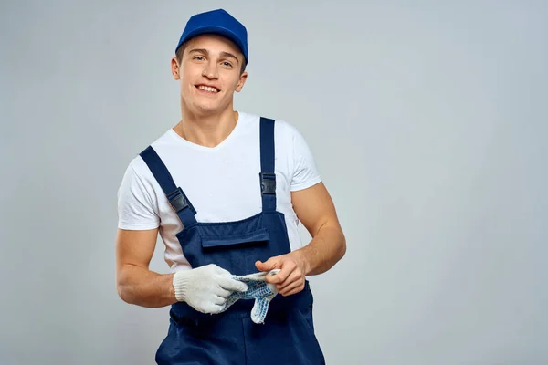 Homme travailleur dans un chariot élévateur uniforme livraison service lumière arrière-plan — Photo