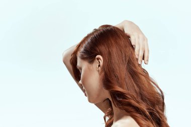 Saçından gülücükler saçı olan güzel bir kadın kozmetik yaşam tarzı çıplak omuzlar saç stili cazibesi açık arka plan