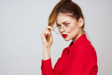 Parlak makyajlı ve hafif arkaplan jestli çekici bir kadın.