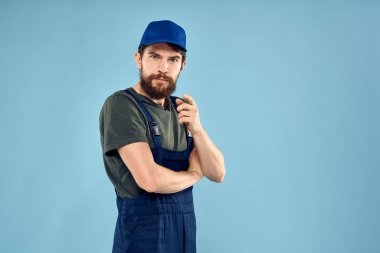 İş üniformalı adam profesyonel iş yaşam tarzı teslimat servisi mavi arka plan