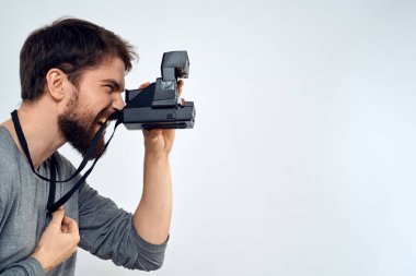 Erkek fotoğrafçının elinde kamera, profesyonel lens yaratıcı stüdyo ışık arka planı var.